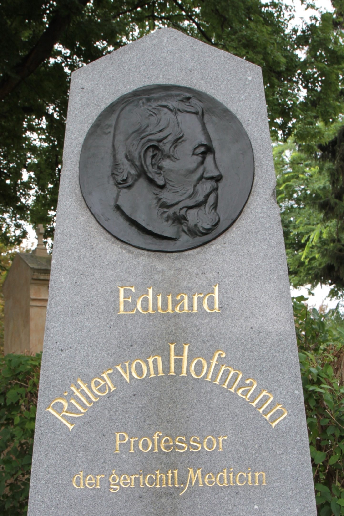 Eduard%20von%20Hofmann%27s%20tomb%2C%20Vienna%20-%2003.JPG